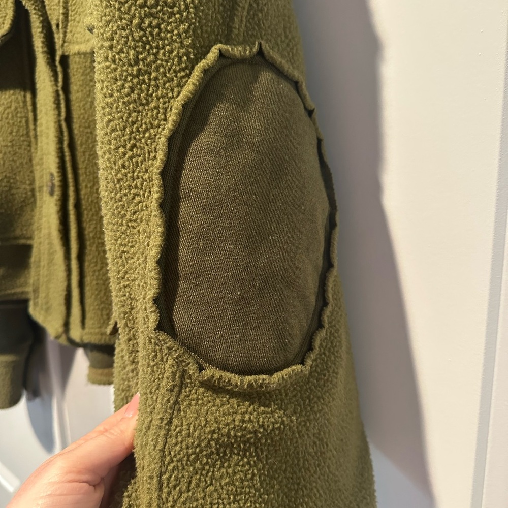 FREE PEOPLE cropped teddy shacket. Women’s medium. - Picture 3 of 5